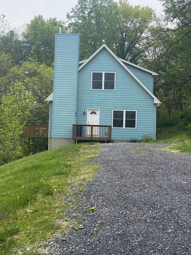 Foto del edificio - 4BR, 2.5 Ba home on Honeysuckle Hill in town