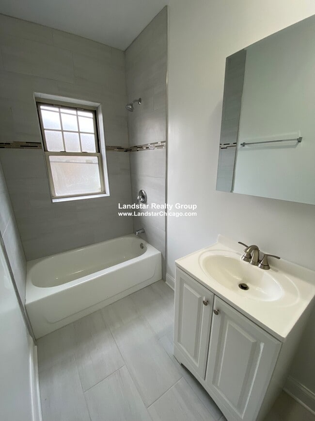 Building Photo - 734 Reba Pl