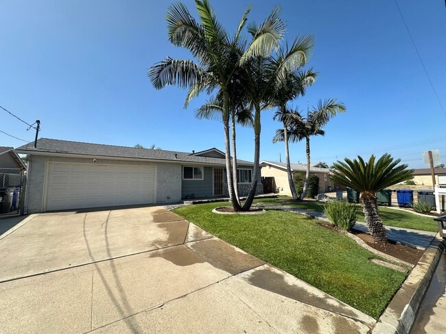 Building Photo - Beautifully landscaped 3BR/2BA house in La...