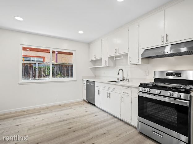 Building Photo - 2 br, 1 bath Triplex - 802 Calderon Avenue B