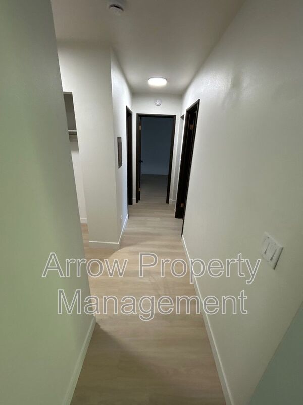 Building Photo - 215 E Arbor Ave