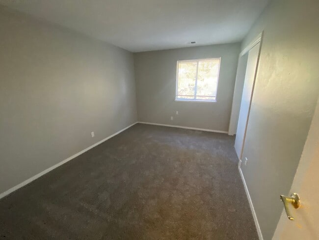 Building Photo - Large 2 bed 1 bath Top Floor Condo