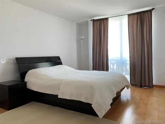 Building Photo - 1 bedroom in Miami Beach FL 33141