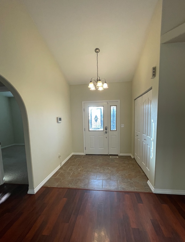 Building Photo - Private and conveniently located 3 bedroom...