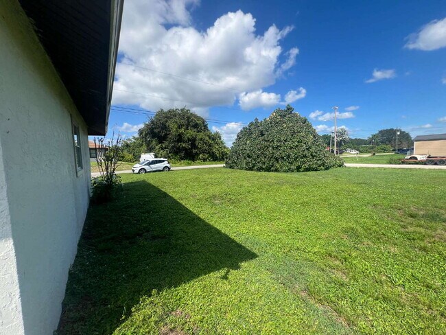 Building Photo - Spacious 3BR/2BA Home with Open Yard Unbeatable Value in Lehigh Acres!