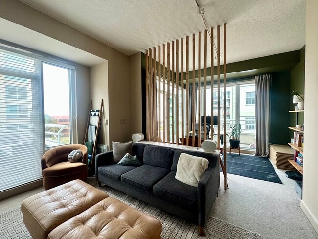 Building Photo - Luxury Corner 1BR/1BA Condo with Deck in t...