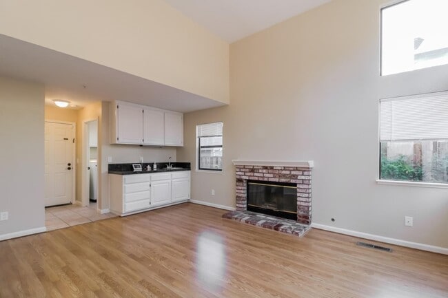 Building Photo - 412 Wood Hollow Dr