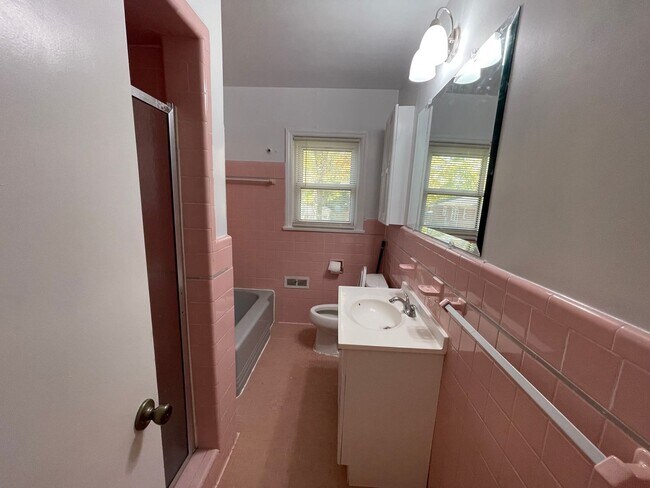 Building Photo - Royal Oaks 4-Bedroom Home on Expansive ½-A...