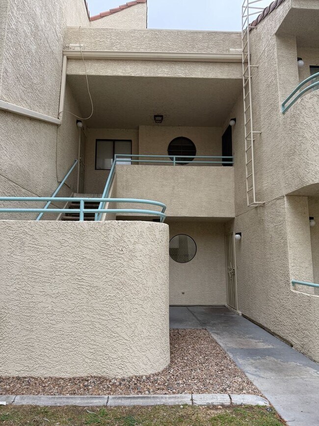 Foto del edificio - Freshly Painted * New Carpet * Ready For Movein