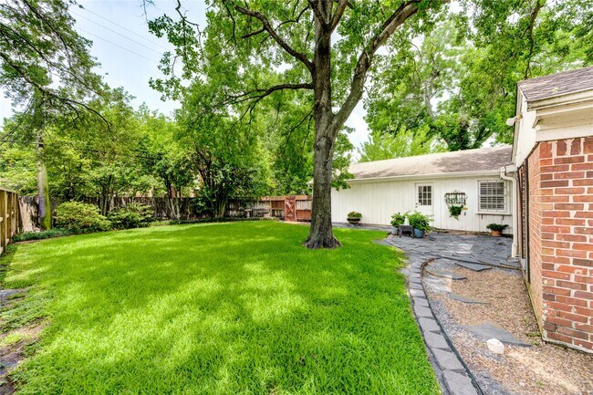 Foto del edificio - 2602 Briarbrook Dr
