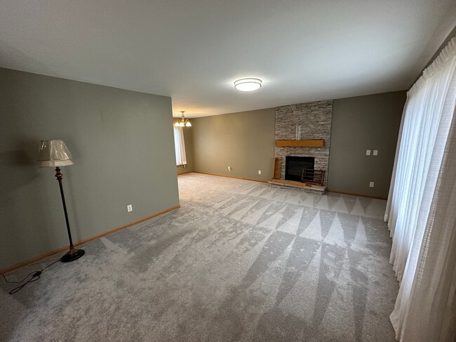 Foto del edificio - Huge 3BR/3BA house on Madison's West Side!