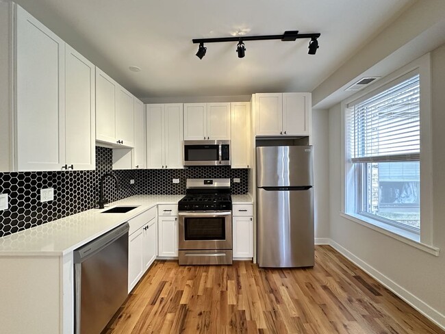 Building Photo - 653 W Wrightwood Ave
