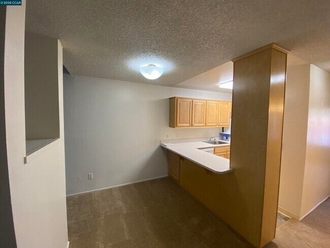 Building Photo - 2730 Oak Rd