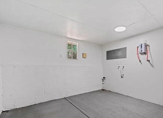 Building Photo - 1830 Hallum Ave