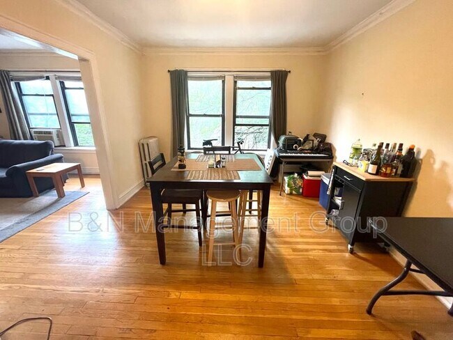 Building Photo - 918 W Oakdale Ave