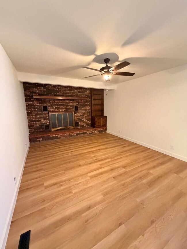 Building Photo - CUTE 3 BEDROOM / 2 BATHROOM HOUSE WITH FENCED IN YARD IN JOPLIN MO!!!