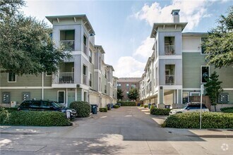 Building Photo - 2415 Stutz Dr