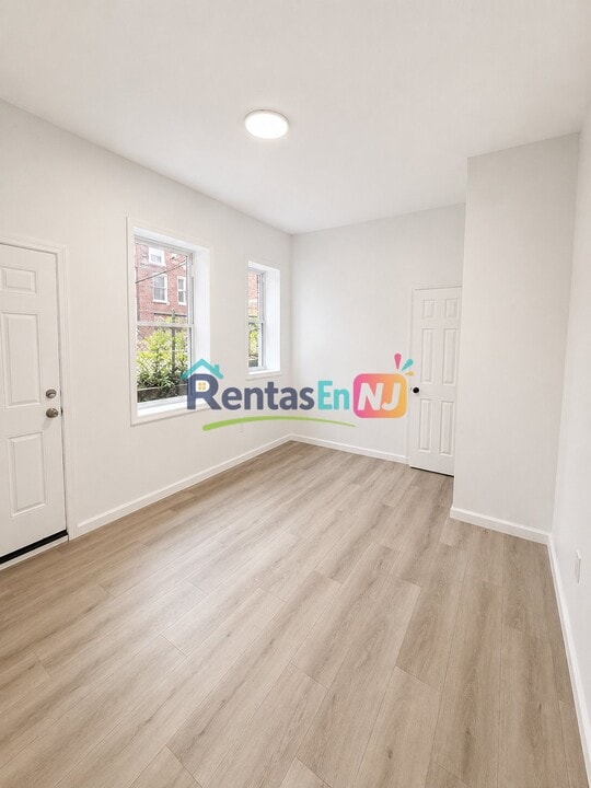 2 Bedrooms at 319 Hawthorne Ave #319/2L, Newark NJ — photo 3