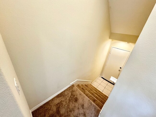 Building Photo - Three Story Condo for Rent Near Old Town T...
