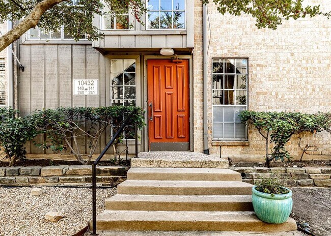 Foto del edificio - 10432 High Hollows Dr