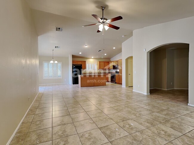 Foto del edificio - 16547 W Desert Bloom St