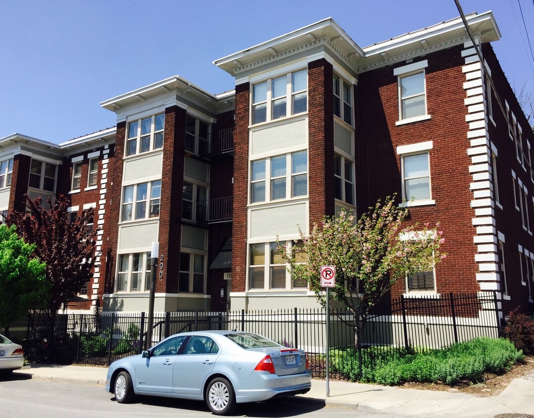 200 E 43rd St Unit 106, Kansas City, MO 64111 Condo for Rent in