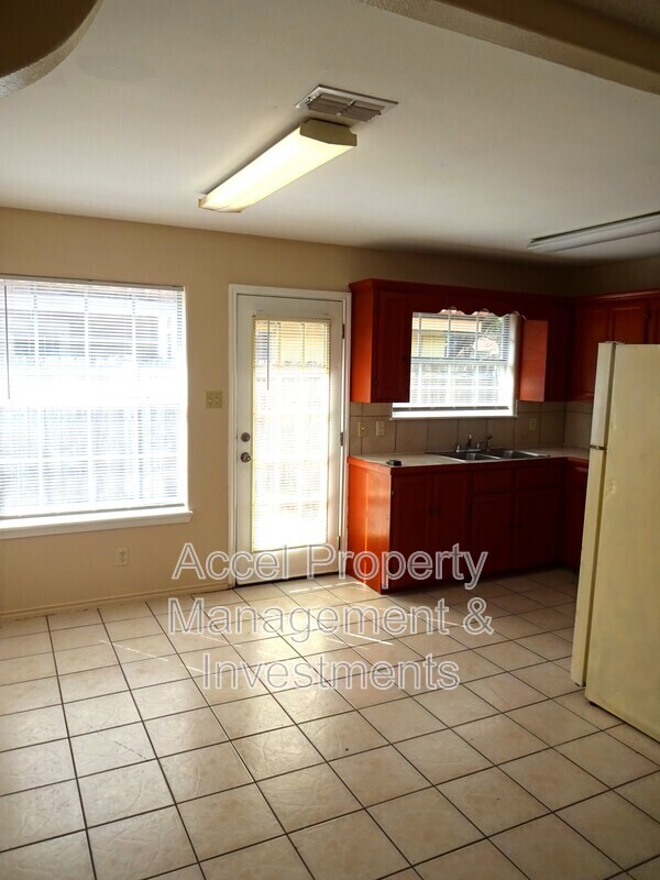 Building Photo - 2505 Redbud