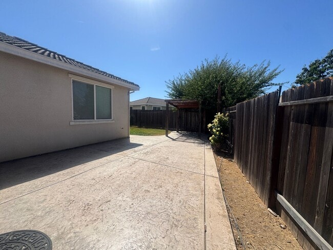 Building Photo - Charming 3 Bedroom, 2 Bathroom Home Elk Grove