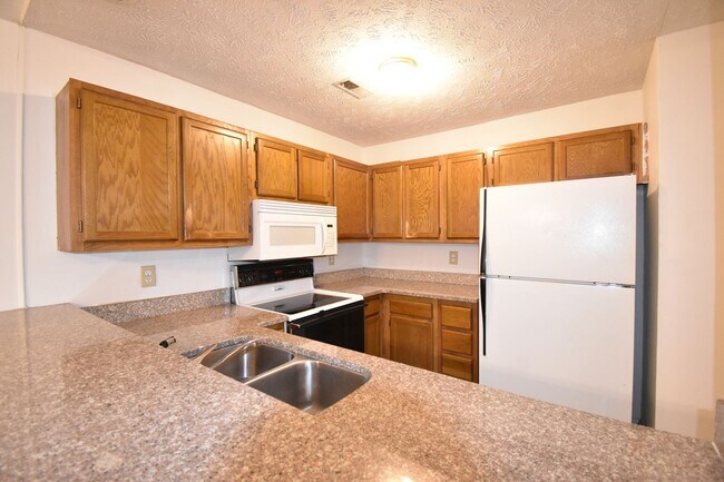 Foto del edificio - Coming Soon: 2 Bedroom and 2 Bath Condo (N...