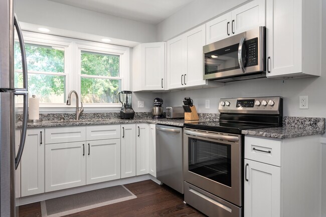 Building Photo - 2417 Somers Ave