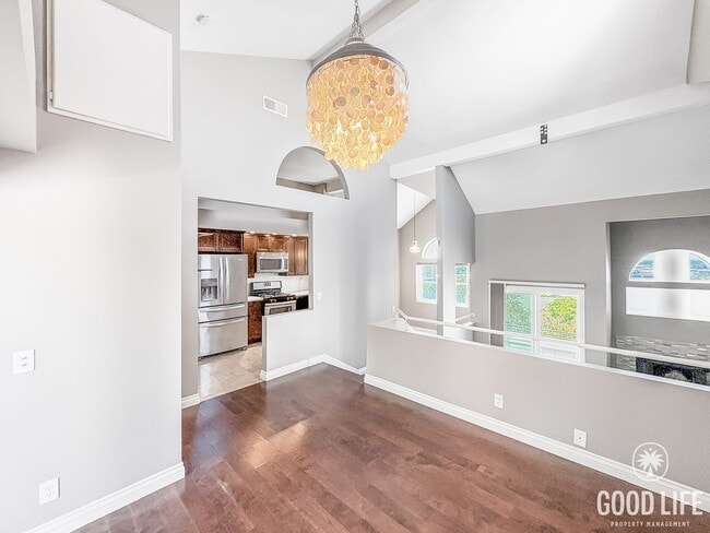 Foto del edificio - Modern 2-Story Split-Level Home with Commu...