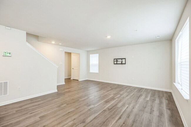 Foto del edificio - 322 Forest Edge Ave