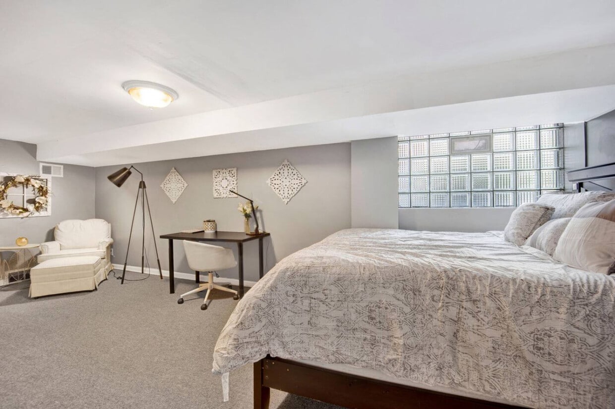Foto principal - 1205 W Oakdale Ave