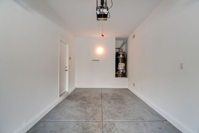 Foto del edificio - Great home with 4 bedrooms, 2.5 baths. New Floors Paint and Countertops.