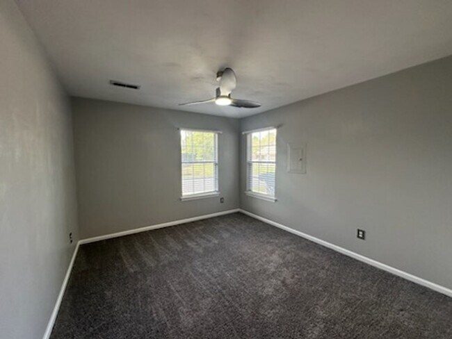 Building Photo - Gorgeous Townhouse is Riverwalk