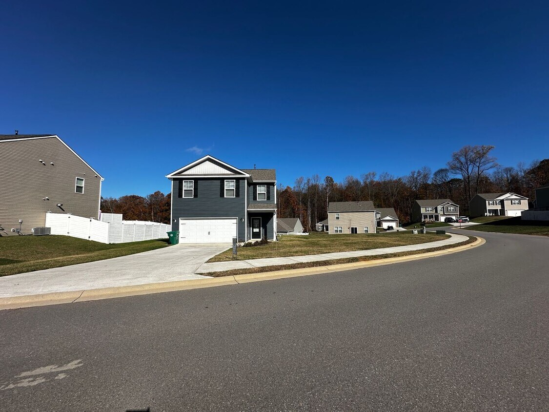 Primary Photo - E. Morristown - 3 bed/2.5 bath home with g...