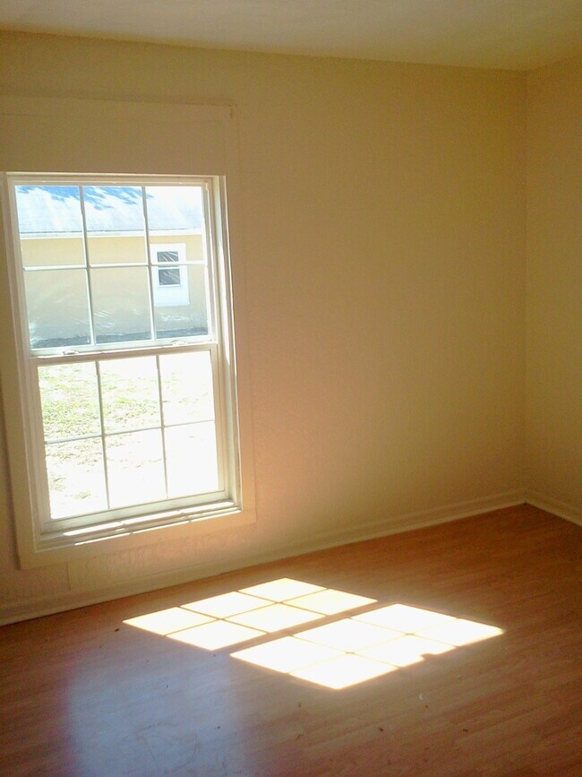 Foto del edificio - 3BR/1BA with HUGE Fenced In Backyard, Lami...