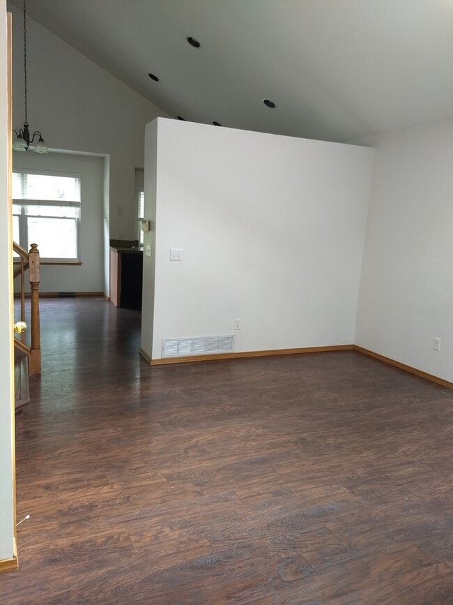 Building Photo - 4 Bed 2.5 Bath w/AC off Rangewood/Vickers ...