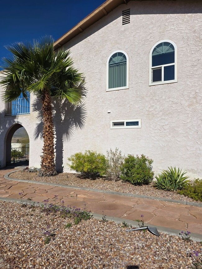 Building Photo - One of Kind 3 bed/2.5 bath home with 3 car attached garage located in BHC.