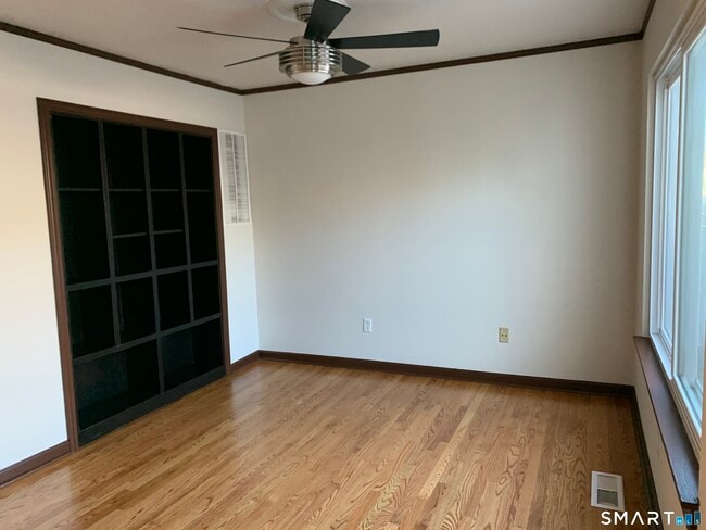 Foto del edificio - 434 Thoreau Rd
