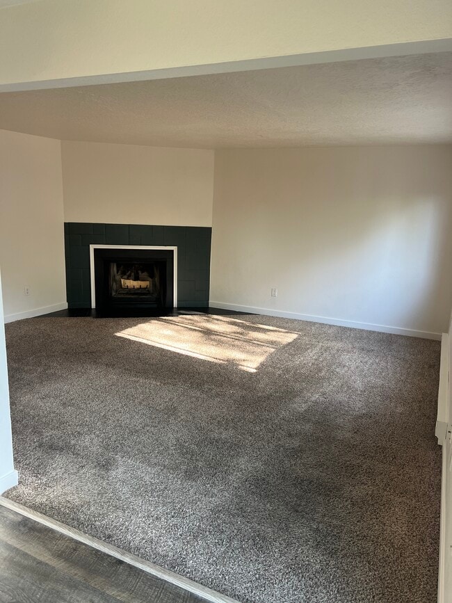 Building Photo - 1108 S Pond St