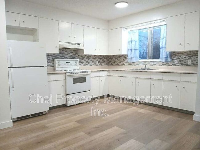 Building Photo - 15424-15499 99 Ave NW