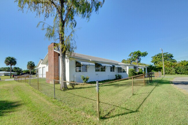 Foto del edificio - 6698 Belvedere Rd
