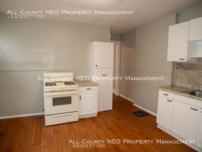 Building Photo - Three Bedroom in Old Brooklyn
