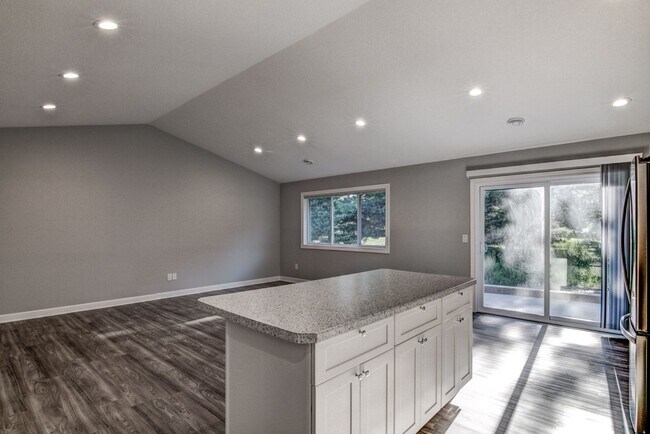 Building Photo - Like New 3 Bedroom Town Home