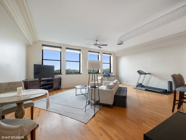 Living room with West Facing View - 3323 N Paulina St