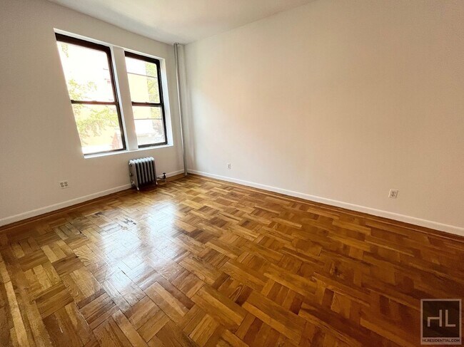 Building Photo - Must See Very Large 4/2 Now Available. E 6...