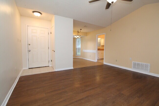 Foto del edificio - 2BR Home with Fireplace, Fenced Yard, and ...