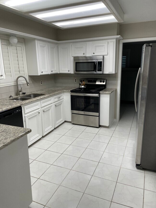 Building Photo - 2058 Shadow Rock Dr