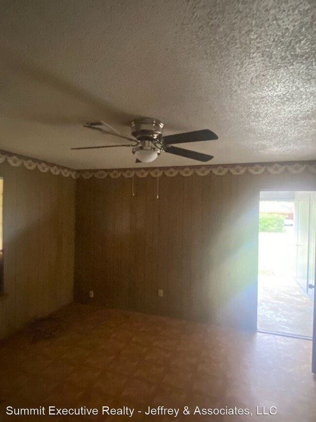 Building Photo - 3 br, 1 bath House - 2113 Meadowview Cir